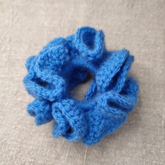 Scrunchie niebieska – szydełkowa, miękka i efektowna