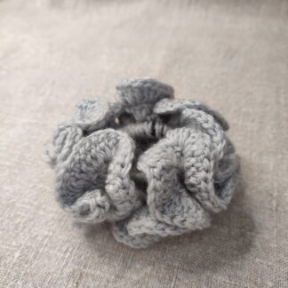 Scrunchie popielata – szydełkowa i elegancka