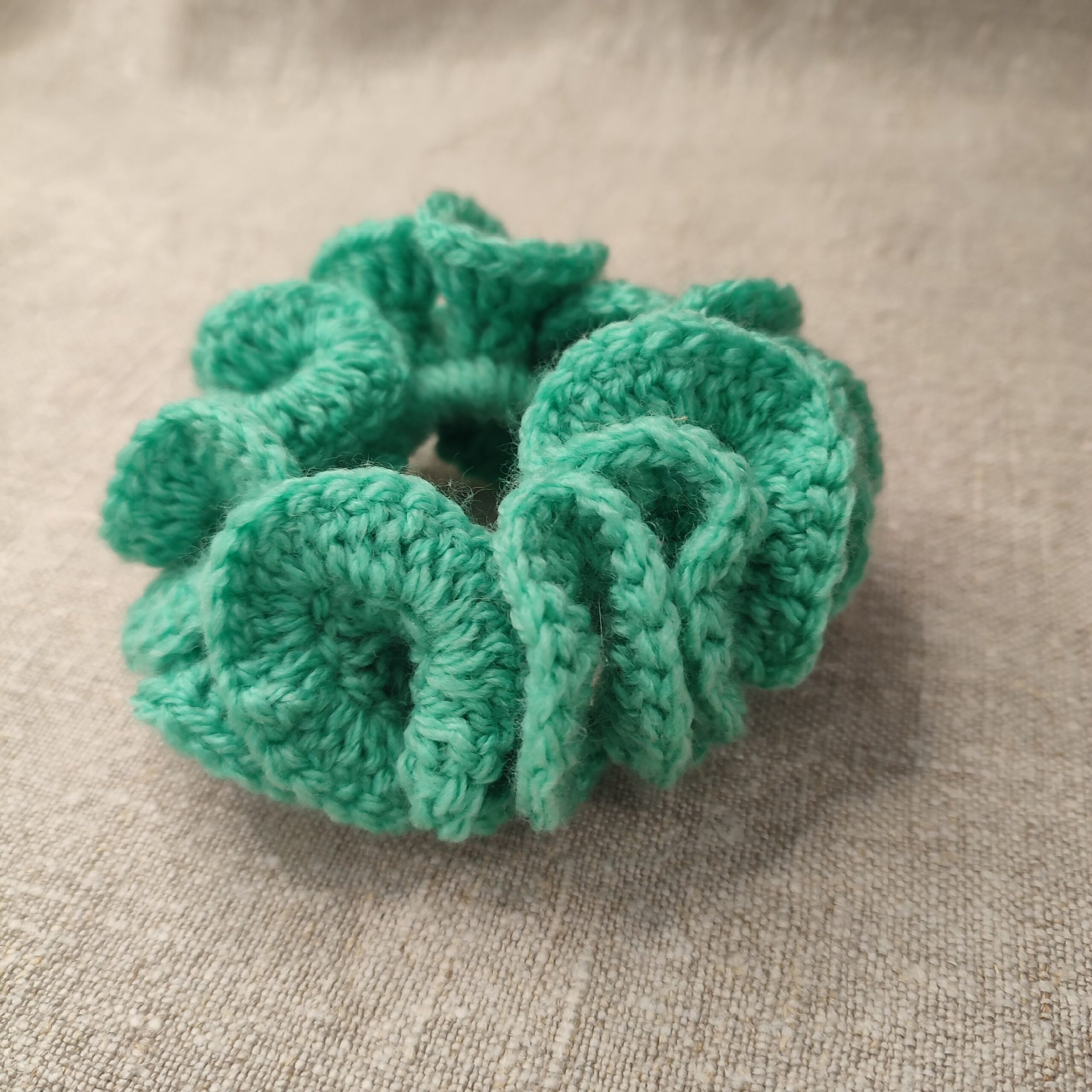 Scrunchie morska – intensywna i stylowa