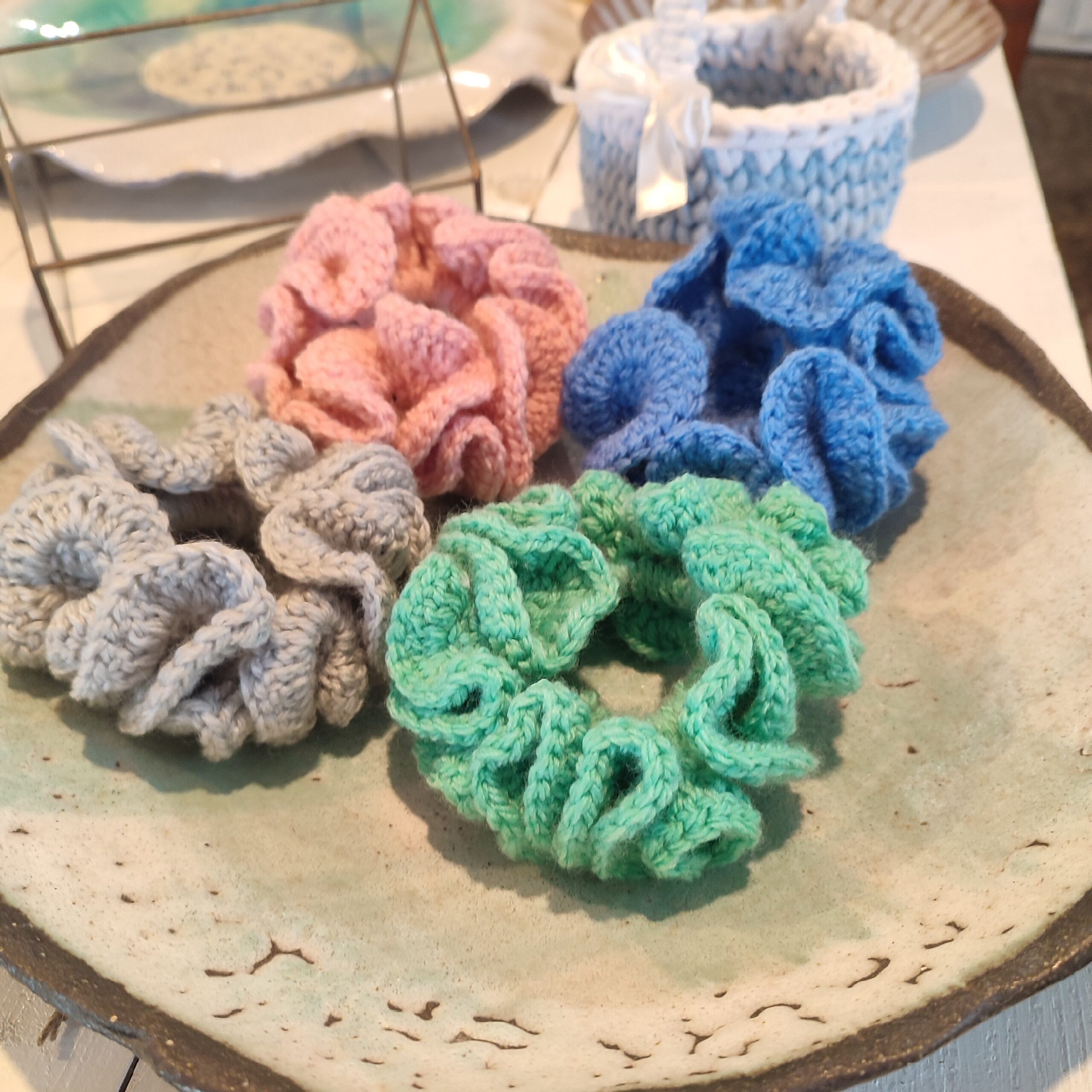 Scrunchie niebieska – szydełkowa, miękka i efektowna - obrazek 4